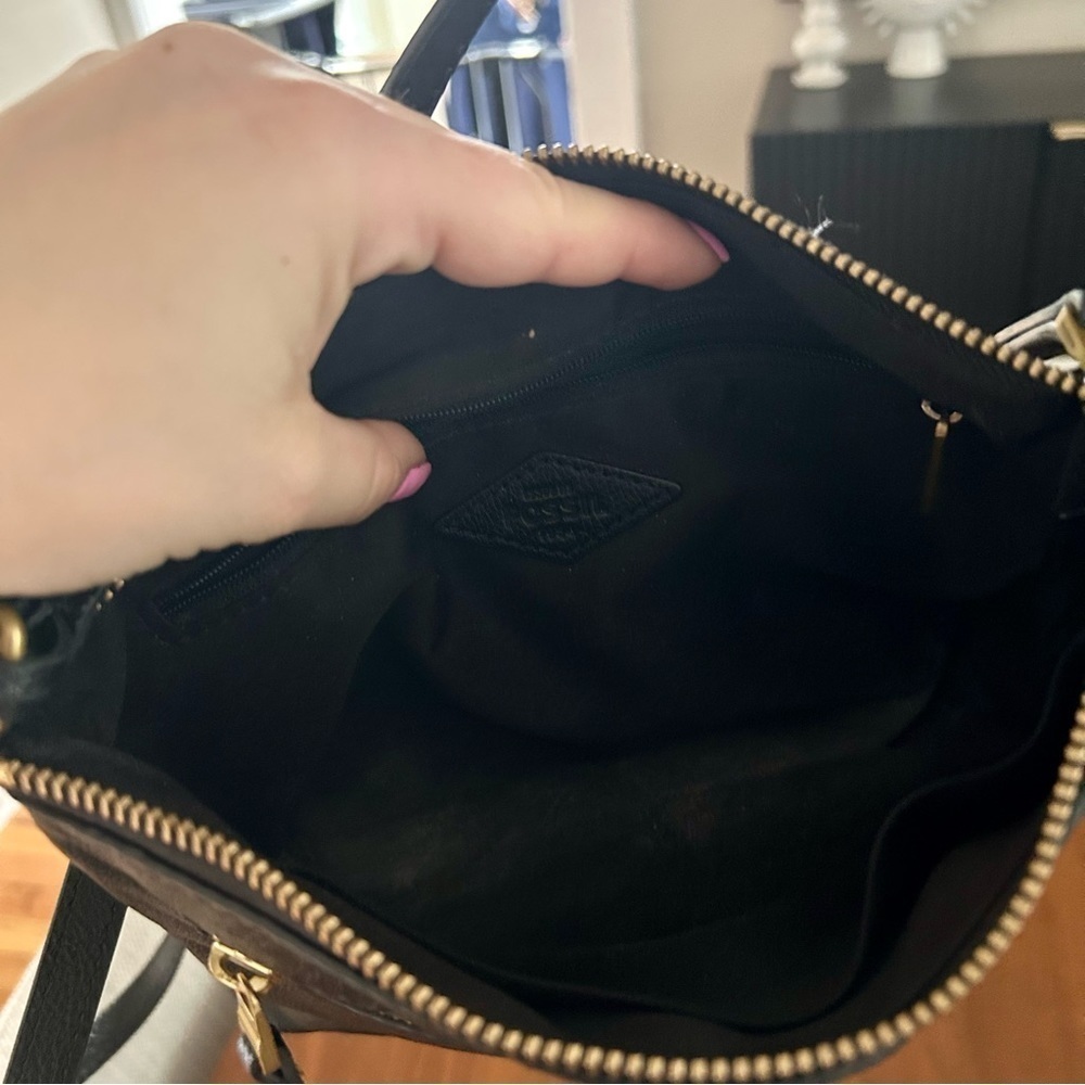 FOSSIL Black Leather Crossbody Purse with Gold Key Charm - Medium Size - Picture 5 of 5